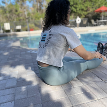 Cargar imagen en el visor de la galería, Crop Top Eilynfit LOGO gris